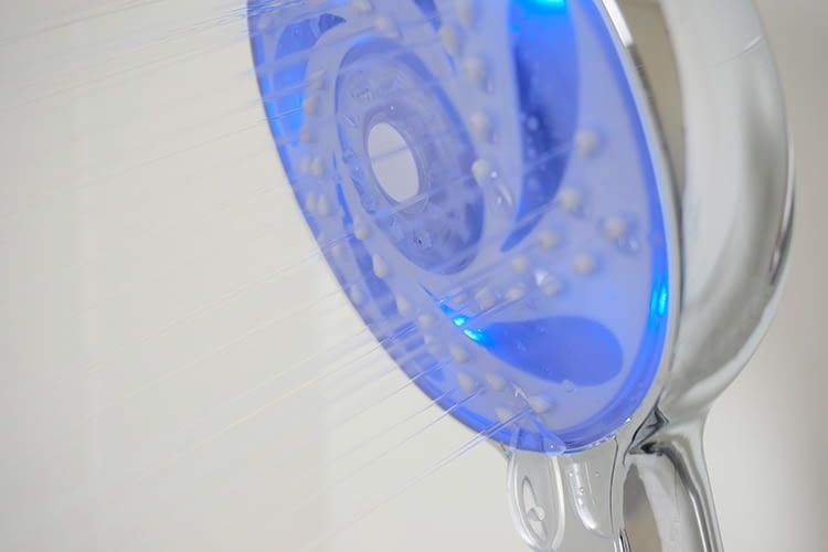 Mit einem HYDRAO Shower LED-Duschkopf lassen sich Geld und Energie sparen