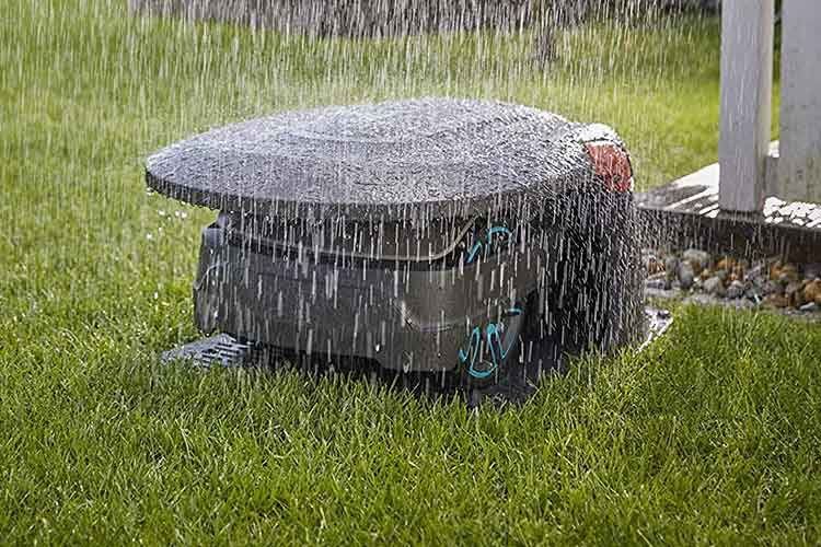 Die GARDENA Mähroboter Garage 15020-20 schützt die beliebten SILENO city Modelle vor Hagel und Unwetter