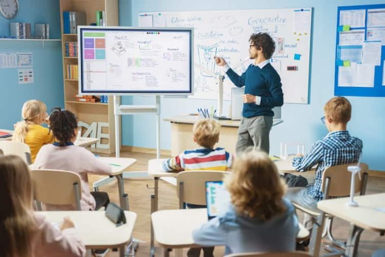 Lehrer am digitalen White Board