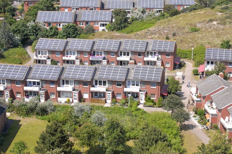 Photovoltaik-Anlagen auf möglichst vielen Dächern sollen die Umwelt entlasten