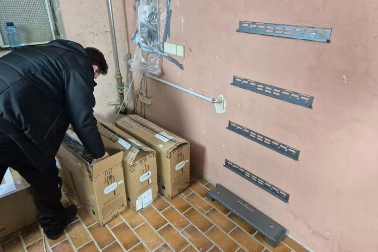Die einzelnen Akkus des X1 werden mit Schienen an der Wand befestigt