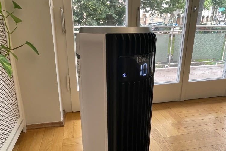 Auf dem Display werden Geschwindigkeit, Modus und die Temperatur angezeigt