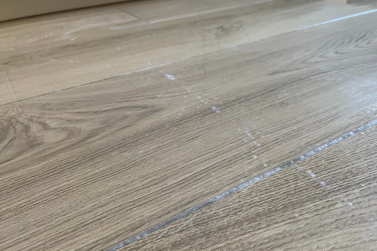 Trotz zwei Wischdurchgängen bleiben deutliche Rückstände auf dem Boden