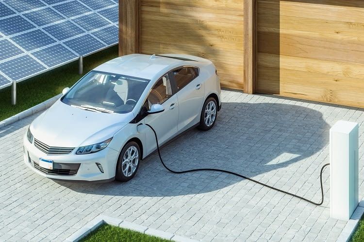 Wer Solaranlage & E-Auto verknüpft ist unabhängig von steigenden Stromkosten