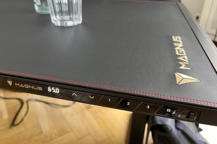 Die Tasten des Hebmoduls sind in der Tischplatte integriert