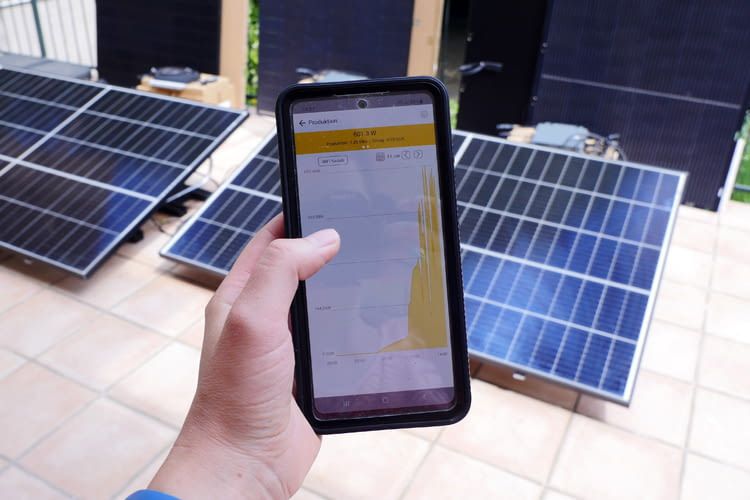 Eine App kann dabei helfen den Stromertrag der eigenen Anlage im Blick zu behalten
