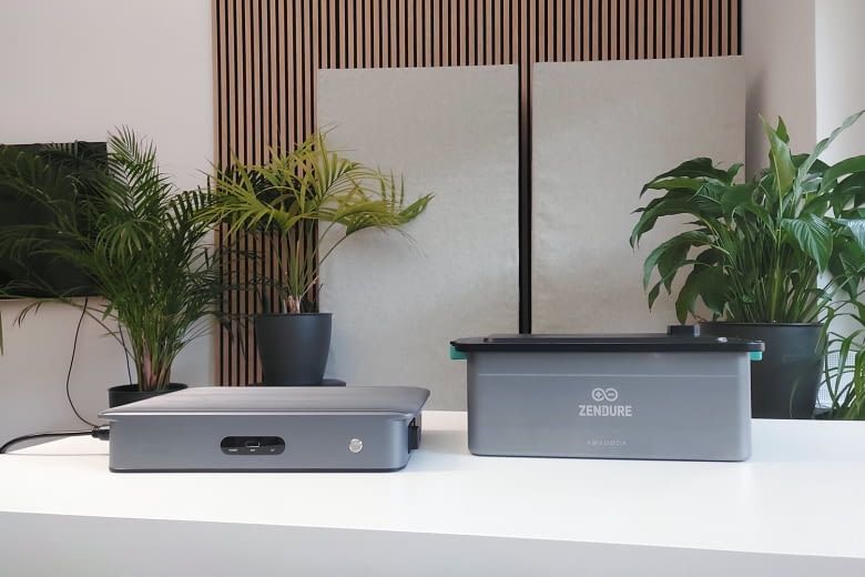 Zendure SolarFlow 2400 AC (links) ist deutlich kleiner als die AB3000X Batterie