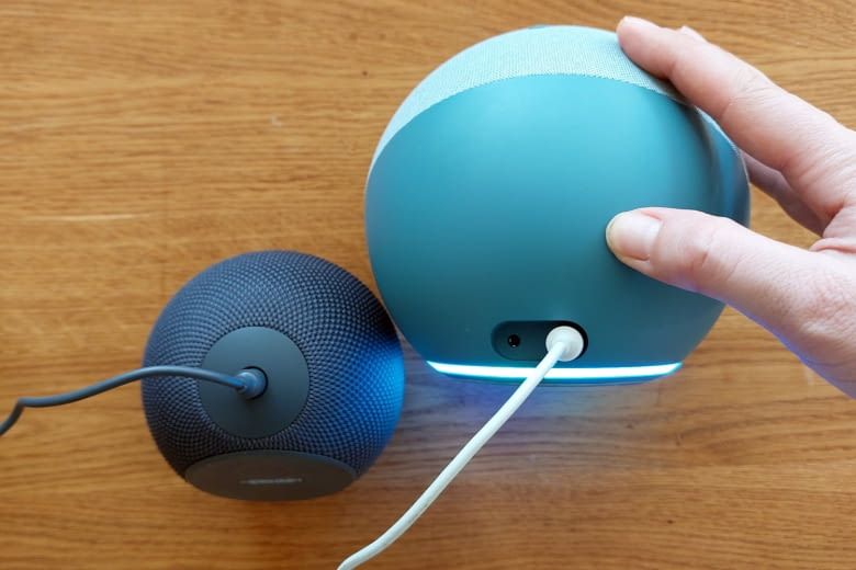 Im Gegensatz zum Echo 4 (rechts) gibts beim Echo Dot Max keine Zusatzanschlüsse