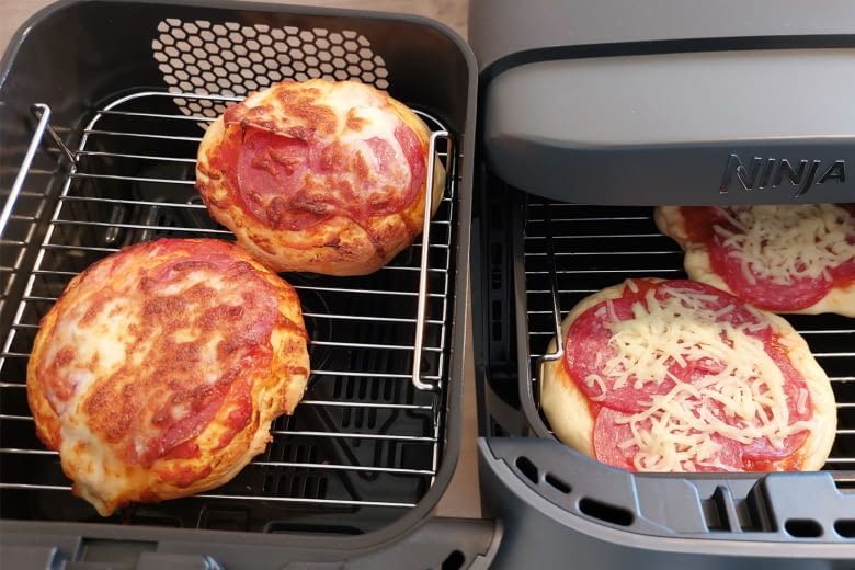 Links ist hier die fertige Pizze zu sehen, rechts die rohe Variante