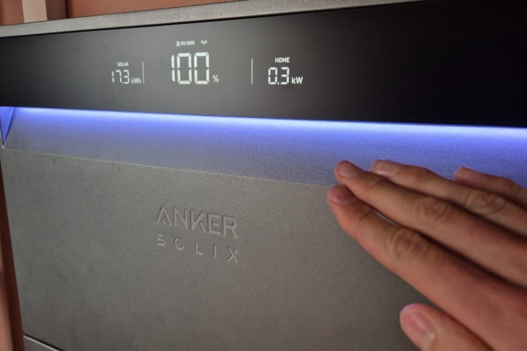 Dank Annäherungssensor leuchtet das Display automatisch auf