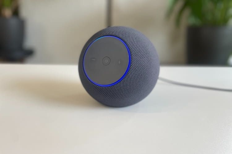 Aus einem Zylinder wurde eine Kugel: Das Design des Echo Studio wurde an die übrigen Alexa Speaker angepassst