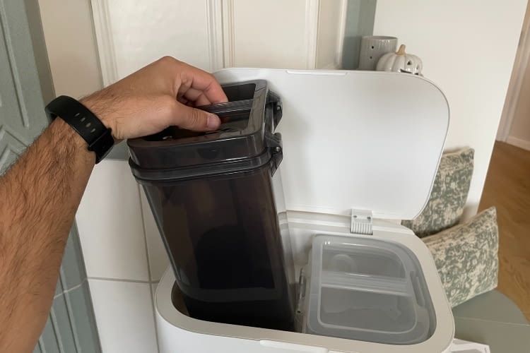 Die Wassertanks sind leicht zu unterscheiden, sie fassen 4,5 bzw. 4 Liter