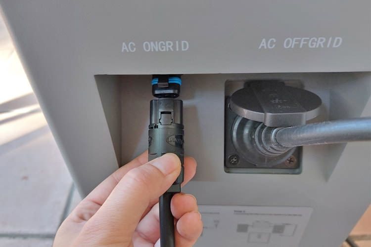 Dieses Kabel verbindet den Speicher mit dem eigenen Hausnetz