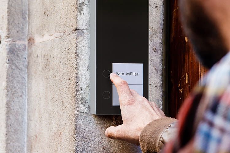 Besitzer einer DoorLine Slim DECT Türsprechanlage können per Smartphone von überall aus Klinglern antworten