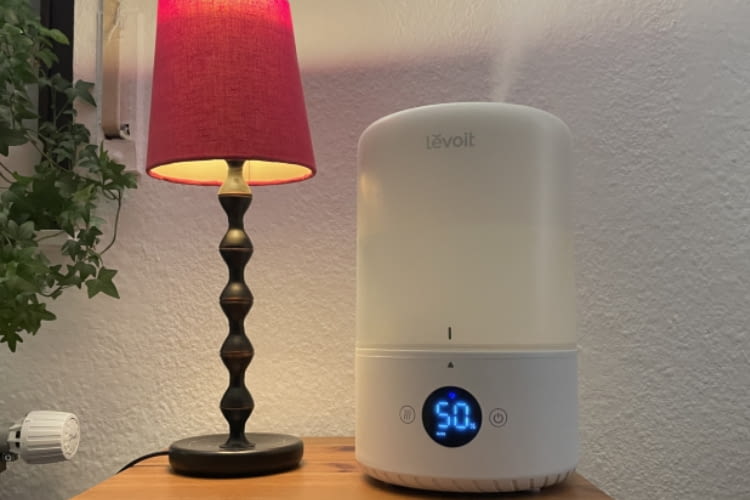 Der Levoit tritt optisch hinter anderen Gegenständen im Schlafzimmer zurück und verbreitet Duft