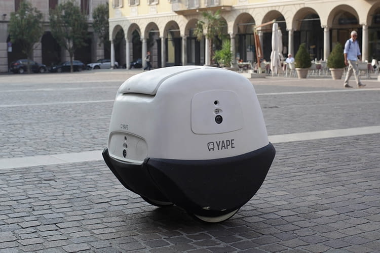 Auch in Fußgängerzonen findet sich der autonome Roboterkurier Yape sicher zurecht