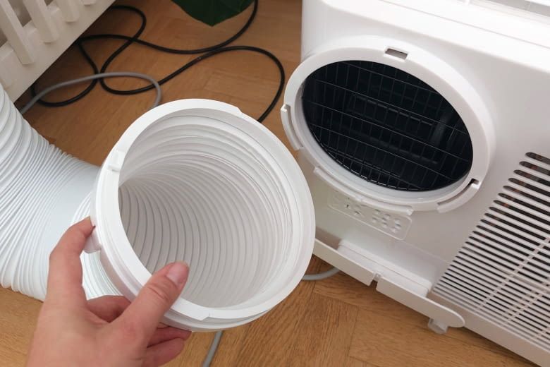 Der Abluftschlauch lässt sich meist mit wenigen Handgriffen montieren