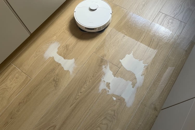 Härtetest beim Wischen: Mit dem großen Fleck Hafermilch hatte der E40 Ultra etwas zu kämpfen