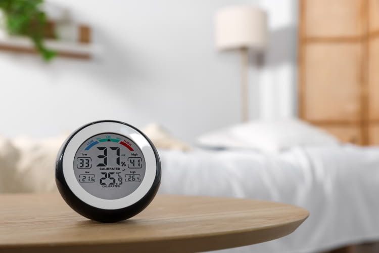 Temperatur und Luftfeuchte im Schlafzimmer sollten bei Schlafproblemen geprüft werden