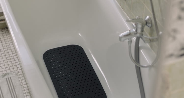Den Warmduscher gibt es auch für die Badewanne