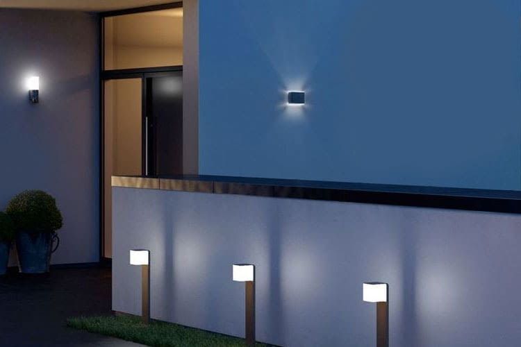 Lampen im Außenbereich, die ggf. mit Bewegungssensoren ausgestattet sind, bieten bei Nacht Stolperschutz