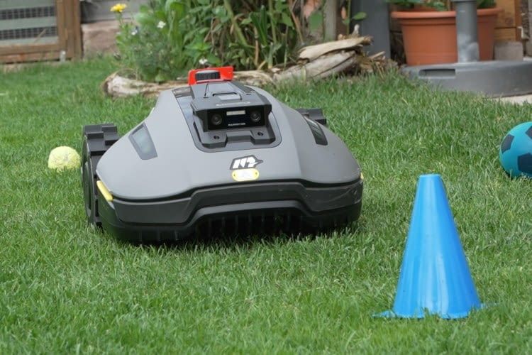 Zwei Kameras und RTK-GPS sorgen für Orientierung im Garten