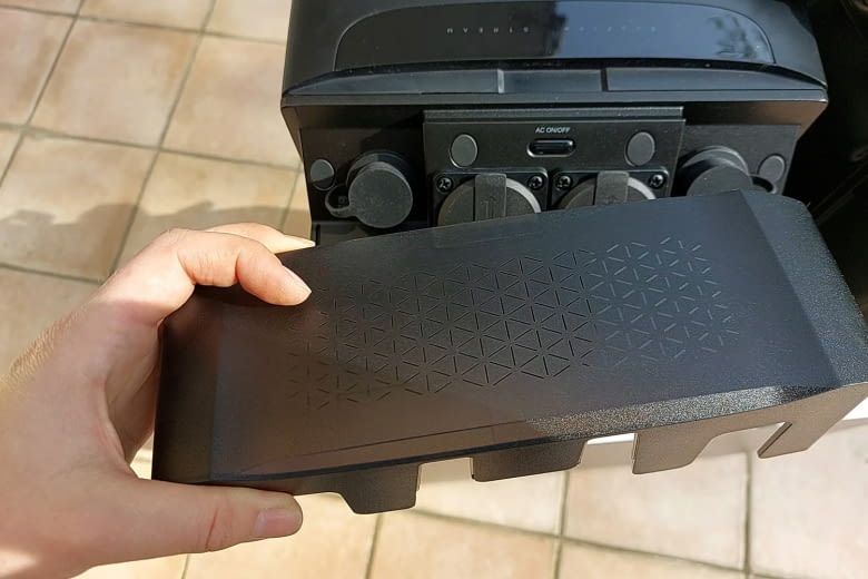 Diese Abdeckung schützt die Anschlüsse vor Nässe und Schmutz