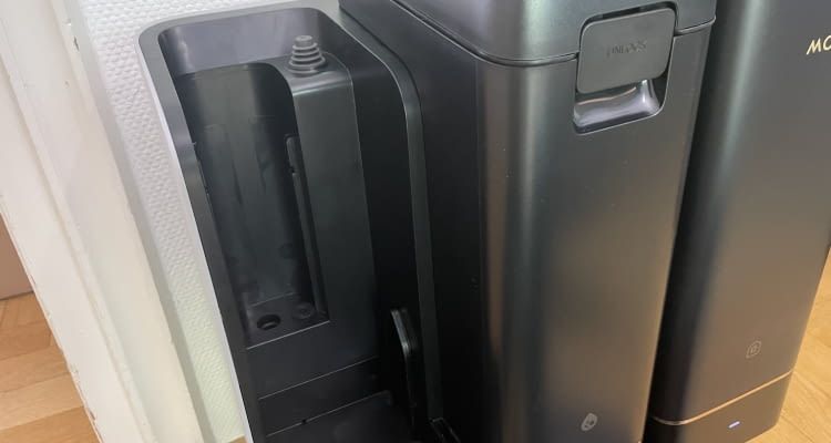 Die Reinigungsmittel inkl. Tank werden in die Reinigungsstation hinter dem Frischwassertank eingesetzt