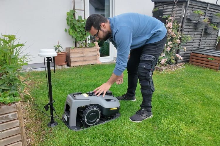 In unserem Test schaltete sich der YUKA Mini in der Station automatisch ein
