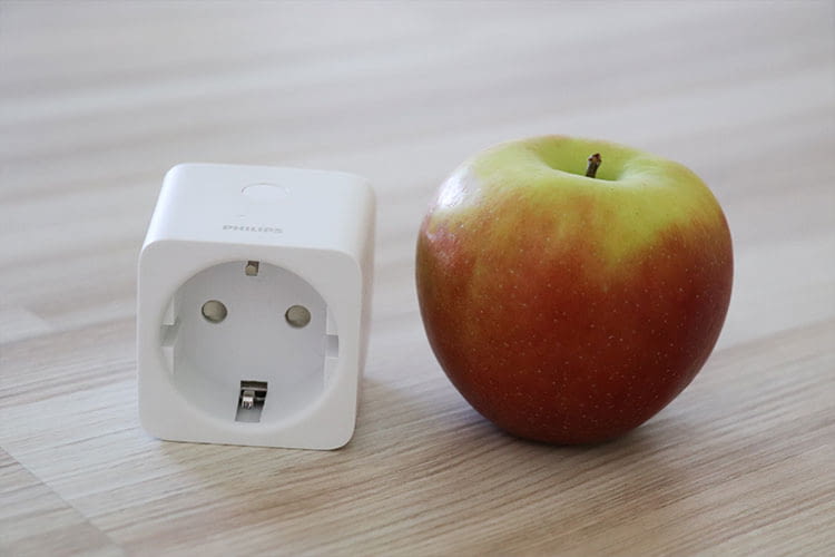 Der Philips Hue Smart Plug ist im Größenvergleich nicht größer als ein Apfel. Klein und handlich also.