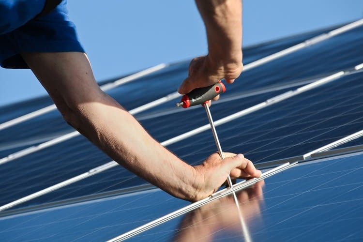 Über Crowdinvesting kann jeder bei der Solaranlagen-Finanzierung helfen