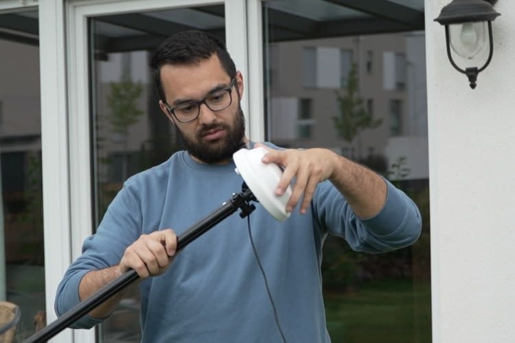 DIE RTK-Antenne besteht aus drei Teilen und muss nur zusammengeschraubt werden