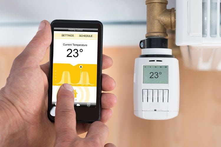 Per App gesteuerte Thermostate übernehmen die Eingabe vom Smartphone und heizen auf die gewünschte Temperatur
