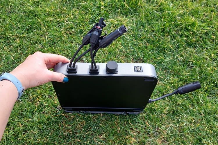 Der Batterieanschluss  (2. v. rechts) ist bei Lieferung durch eine Gummikappe geschützt