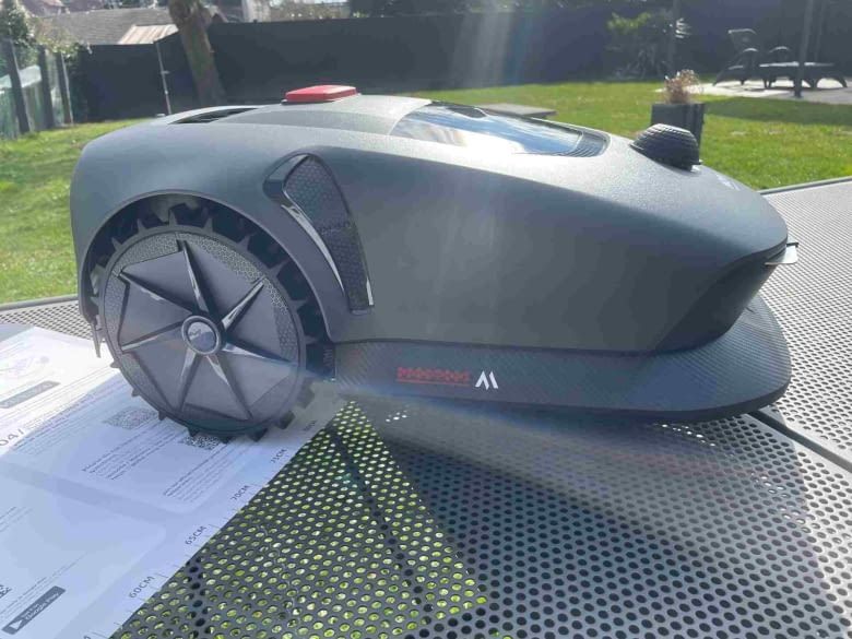 Dank des LiDar-Lasers auf der Oberseite kommt der Mova 600 ohne RTK, Kable oder Navigationsbaken zurecht