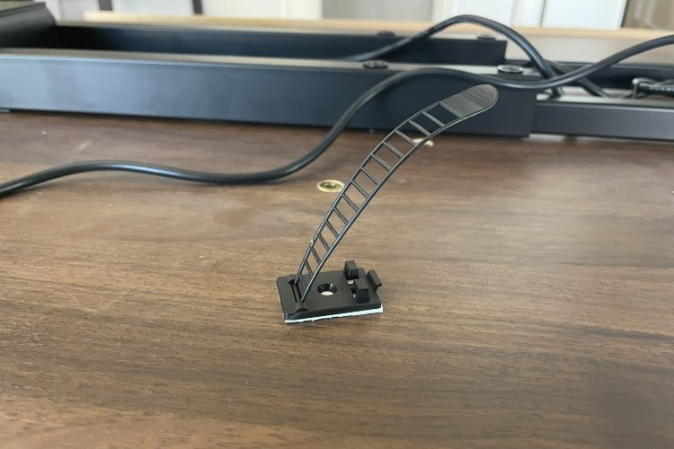 Dank dieser selbstklebenden Kabelhalterungen lassen sich alle Kabel ganz leicht fixieren