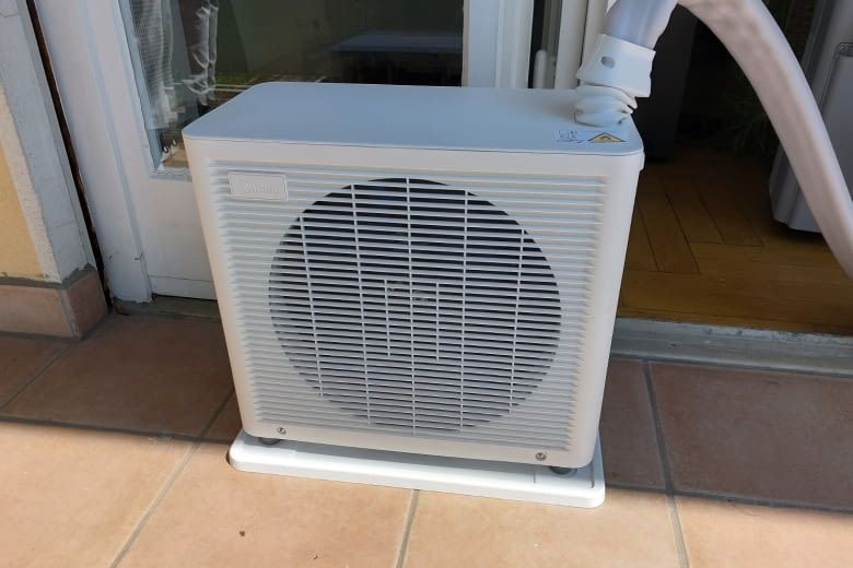 Wir haben die Klimaanlage im Test auch auf einem Balkon montiert