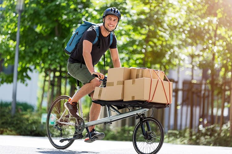 Lastenfahrräder eignen sich prima, um Pakete, Waren oder Einkäufe im innerstädtischen Verkehr zu transportieren