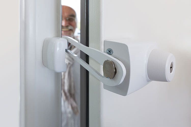 Das ABUS Tür-Zusatzschloss 7035 mit Sperrbügel verhindert, dass Trickbetrüger einen Fuß in die Tür stellen können