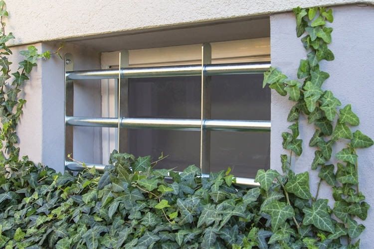 Dieses Fenstergitter wirkt schon auf den ersten Blick abschreckend