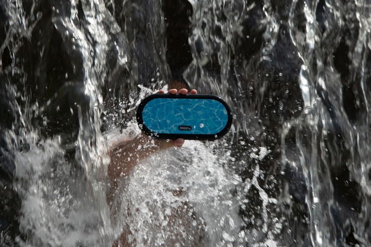 Ist wasserfest nach IPX7 und kann schwimmen: Zeppy Bluetooth-Lautsprecher