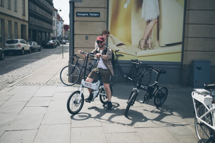 Der Lenker des günstigen Mate E-Bike lässt sich flexibel verstellen