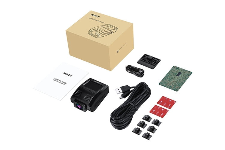 AUKEY Dashcam Lieferumfang: Kamera, Verbindungskabel, Kabelklemmen und Klebestreifen