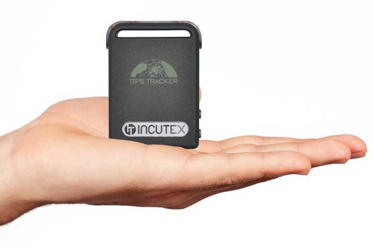 Der Incutex GPS Tracker TK104 passt in eine Hand und lässt sich leicht im Fahrzeug verstecken