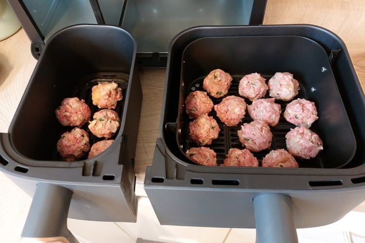 Wir haben im Test beide Garkörbe gleichzeitig für Frikadellen genutzt
