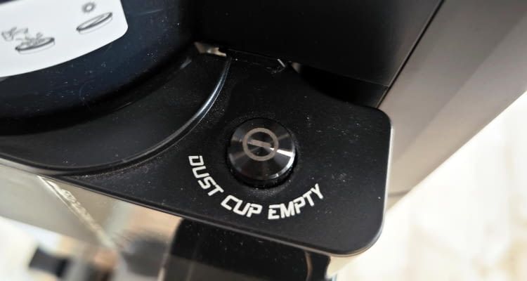 Der Eureka verfügt über eine große Taste zum Entleeren an der Absaugstation