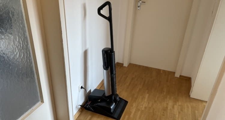 Mova X4 Pro kann in die Lade- und Reinigungsstation hineingefahren werden