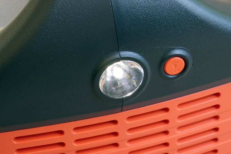 Ein integriertes LED-Licht hilft nachts bei der Orientierung