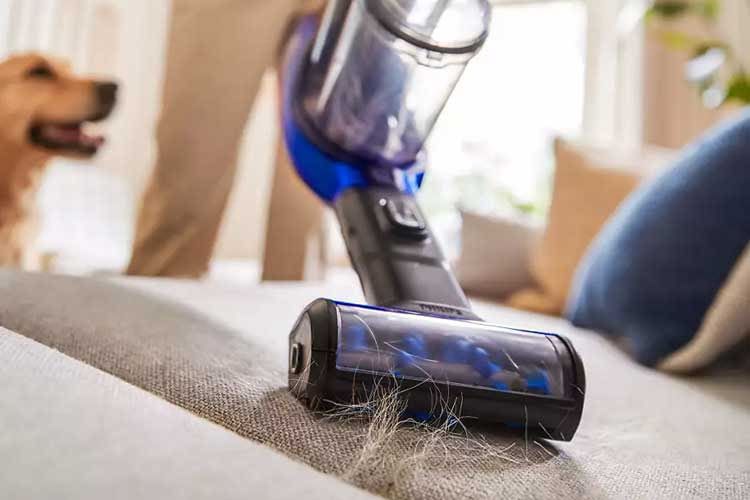Mit einem Akkusauger, wie Philips SpeedPro Max, fällt jegliche Hausarbeit in Sachen Saugen einfach