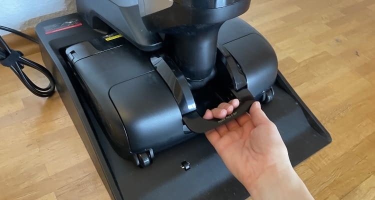 Beim Mova X4 Pro ist der Frischwassertank hinten befestigt anstatt vorne an der Düse